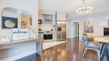 Frigorífico, microondas, placa de cocina y lavavajillas