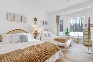 Tabla de planchar con plancha, wifi, ropa de cama