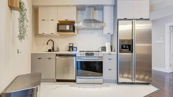 Frigorífico, microondas, placa de cocina y lavavajillas