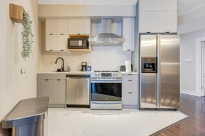 Frigorífico, microondas, placa de cocina y lavavajillas