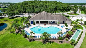 Ein Hotel mit Schwimmbad, Tennisplatz und Parkbereich.