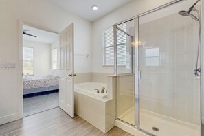 Shower, hair dryer, towels - Water view retreat with lanai, heated pool, pool spa, game room, & AC (Kissimmee)