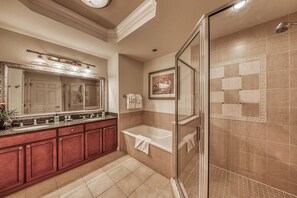 Shower, hair dryer, towels - Family-Friendly Condo with Access to Shared Pools, Hot Tub, and Game Rooms (Kissimmee)