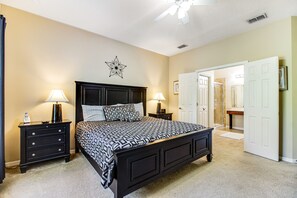 3 bedrooms, free WiFi, bed sheets - Bright, centrally-located getaway with a pool, clubhouse, & fast WiFi (Kissimmee)