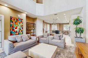 TV - Spacious modern townhouse with resort pool access and elegant open living spaces (Kissimmee)