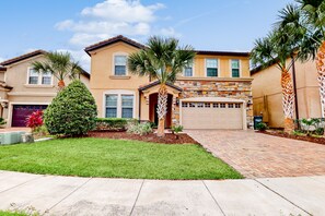 Exterior - Spacious home w/ private pool, WiFi, central AC, private washer/dryer (Kissimmee)