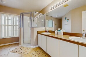 Shower, hair dryer, towels - Inviting pool home with tranquil pond view near theme parks & attractions (Kissimmee)