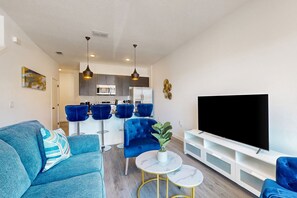 TV - Newly built townhome, private W/D, Free WiFi, Central AC and Full kitchen (Kissimmee)