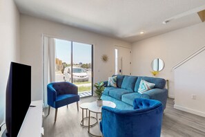 TV - Newly built townhome, private W/D, Free WiFi, Central AC and Full kitchen (Kissimmee)