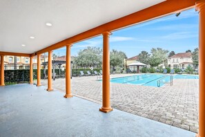 Un espacio al aire libre cubierto con piscina, que ofrece vistas claras del barrio circundante.