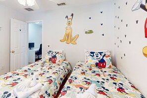 Iron/ironing board, travel cot, free WiFi, bed sheets - 2-story snowbird-friendly townhouse near Disney with patio, streaming, W/D, AC (Kissimmee)