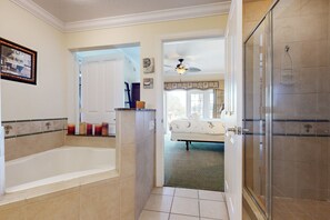 Shower, towels - Golf course-front condo with golf views, balcony, pool, fast WiFi, washer/dryer (Kissimmee)