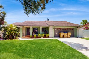 Exterior - Spacious Home w/Private Pool, Hot Tub & Game Room Near Disney (Kissimmee)