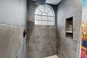 Dusche, Haartrockner, Handtücher