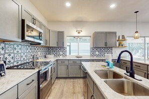 Fridge, microwave, oven, stovetop - Renovated lakefront retreat with screened pool, private dock, patio, grill & W/D (Lake Placid)