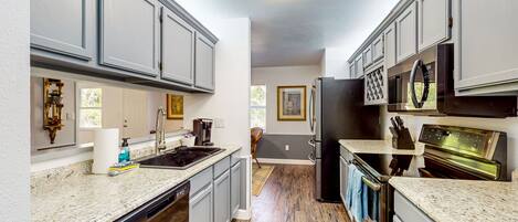 Frigorifero, microonde, forno, piano cottura