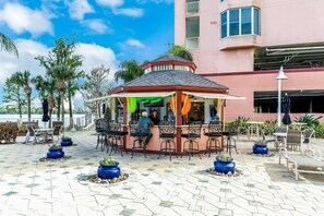 Outdoor dining - Lakefront retreat near attractions with lake view, AC, WiFi, pool, hot tub & gym (Orlando)
