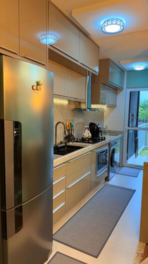 冰箱、微波炉、烤箱、炉灶