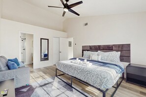 Travel cot, free WiFi, bed sheets - Inviting resort condo with pool access, full kitchen & near Disney parks (Kissimmee)