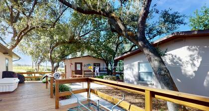 Lakeside resort condo with private deck & grill + on-site docks/boat launch