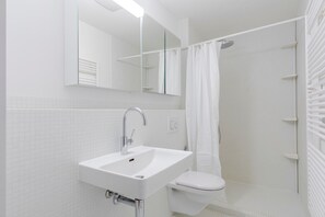 Hair dryer, towels - Blueground | Opfikon, terrace, nr Zürich Airport (Zurich)