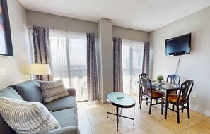 TV - Spacious Condo with a Kitchenette, AC, Pools, Hot Tubs, Tennis, & Gym (Orlando)