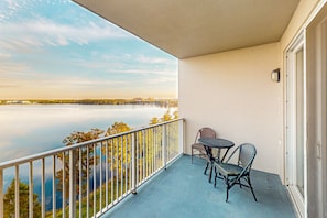 Property grounds - Relaxing lakefront condo with lake view, kitchen, AC, pool, hot tub & gym (Orlando)