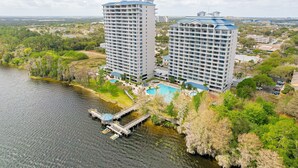 Un hotel de altura con piscina y muelle a orillas de un lago.