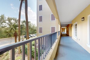 Property grounds - Inviting 4th-floor condo with elevator, screened balcony, washer/dryer & AC (Orlando)