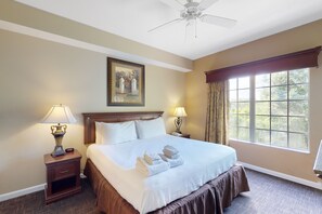 2 bedrooms, Internet, bed sheets - Inviting 4th-floor condo with elevator, screened balcony, washer/dryer & AC (Orlando)