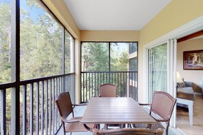Outdoor dining - Inviting 4th-floor condo with elevator, screened balcony, washer/dryer & AC (Orlando)
