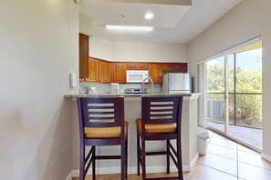 Fridge, microwave, oven, stovetop - Comfy condo with central AC, WiFi, private washer/dryer – minutes to theme parks (Orlando)