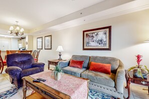 TV - Lakefront condo with pool, hot tub, balcony & prime location for theme parks (Orlando)