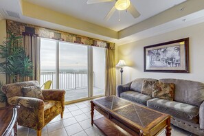 TV - Ideal lakefront escape with lake view, AC, WiFi, pool & hot tub near attractions (Orlando)