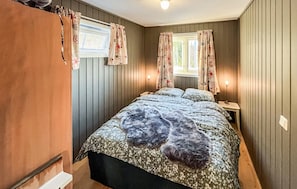 2 bedrooms, travel crib