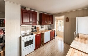 Cafetera o tetera, frigorífico, horno y placa de cocina