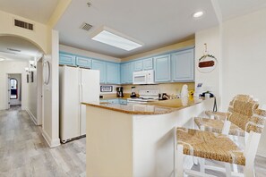 Fridge, microwave, oven, stovetop - Wonderful lakefront condo near Disney with view, kitchen, gym, pool & hot tub (Orlando)
