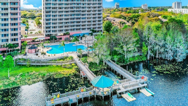 Un resort con una piscina grande, un muelle y un pabellón.