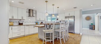 Lake‑front 4BR home with pool, outdoor kitchen & serene Florida getaway