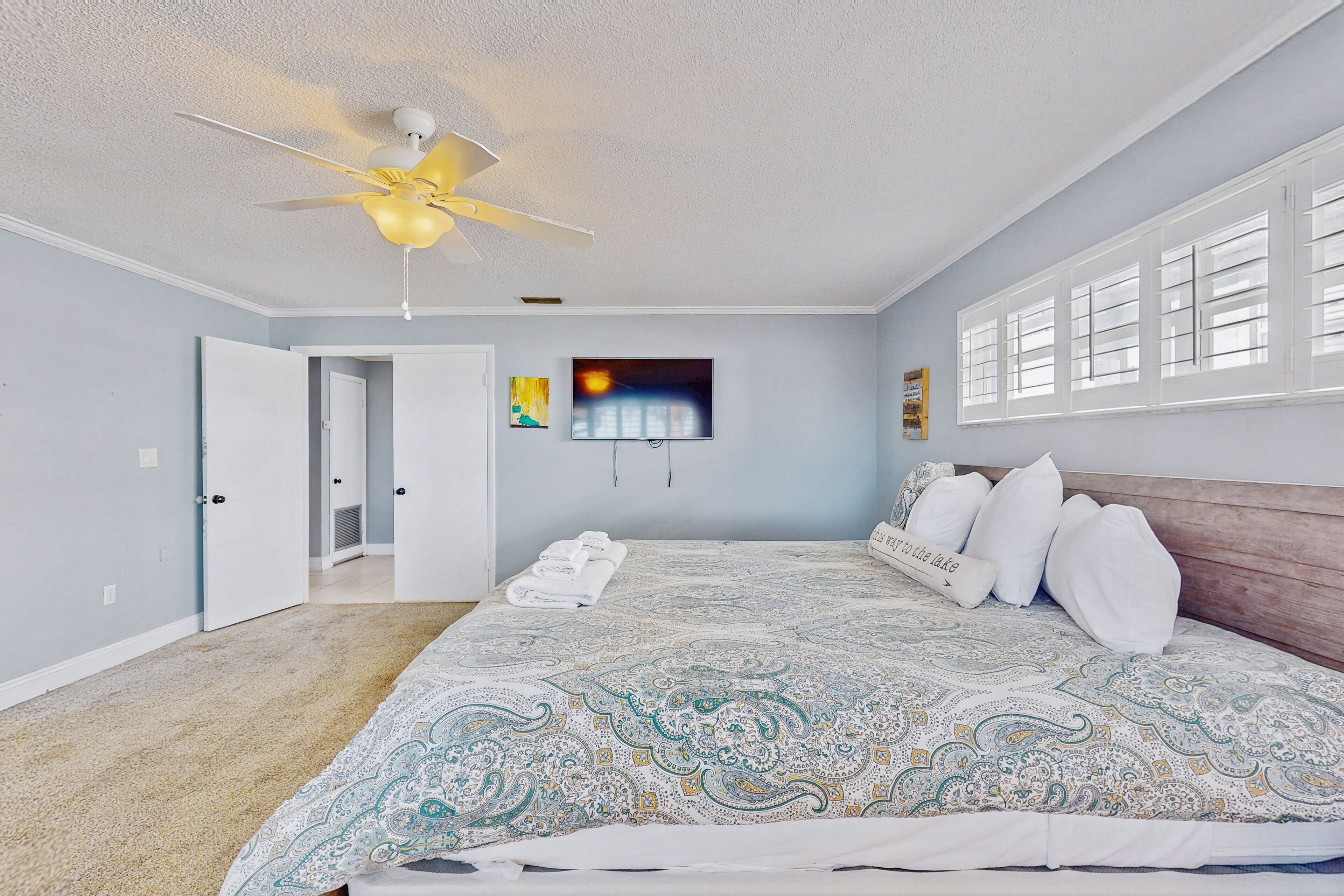 Iron/ironing board, free WiFi, bed sheets