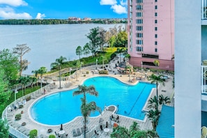A heated pool - Cozy lakefront condo with lake view, W/D, AC, kitchen, pool, hot tub & gym (Orlando)