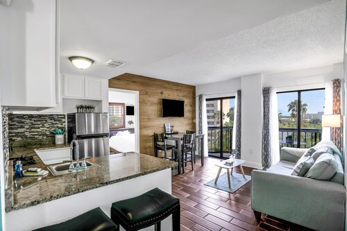 Dog-friendly condo with a kitchenette, AC, pools, hot tubs, tennis, & gym