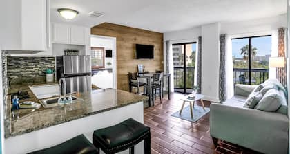 Dog-friendly condo with a kitchenette, AC, pools, hot tubs, tennis, & gym