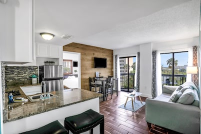 Dog-friendly condo with a kitchenette, AC, pools, hot tubs, tennis, & gym