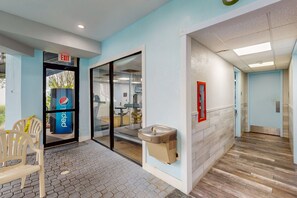 Interior - Spacious Condo with a Kitchen, AC, Pools, Hot Tubs, Tennis, & Gym (Orlando)