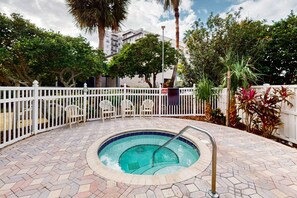 Outdoor spa tub - Spacious Condo with a Kitchen, AC, Pools, Hot Tubs, Tennis, & Gym (Orlando)
