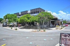 Exterior - Beachfront 1BR + Loft. Surf-Café-Unwind (Sunshine Coast)