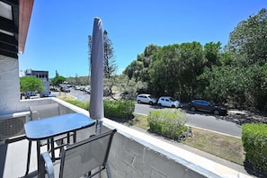 Outdoor dining - Beachfront 1BR + Loft. Surf-Café-Unwind (Sunshine Coast)