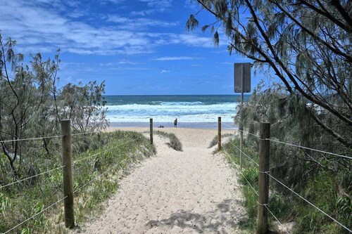 Beachfront 1BR + Loft. Surf-Café-Unwind