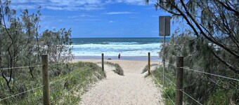 Beachfront 1BR + Loft. Surf-Café-Unwind